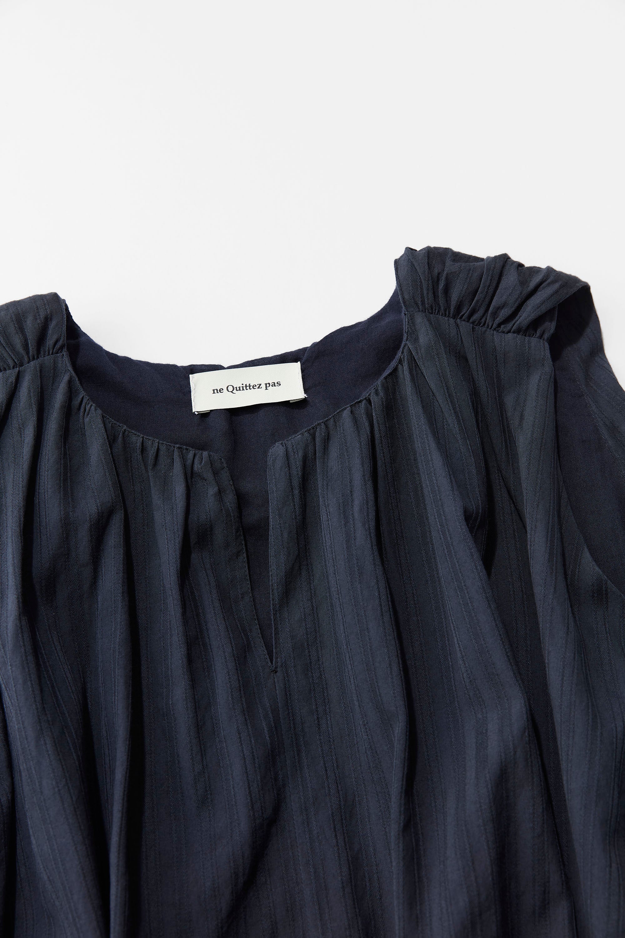 地味女のヌキテパトップス