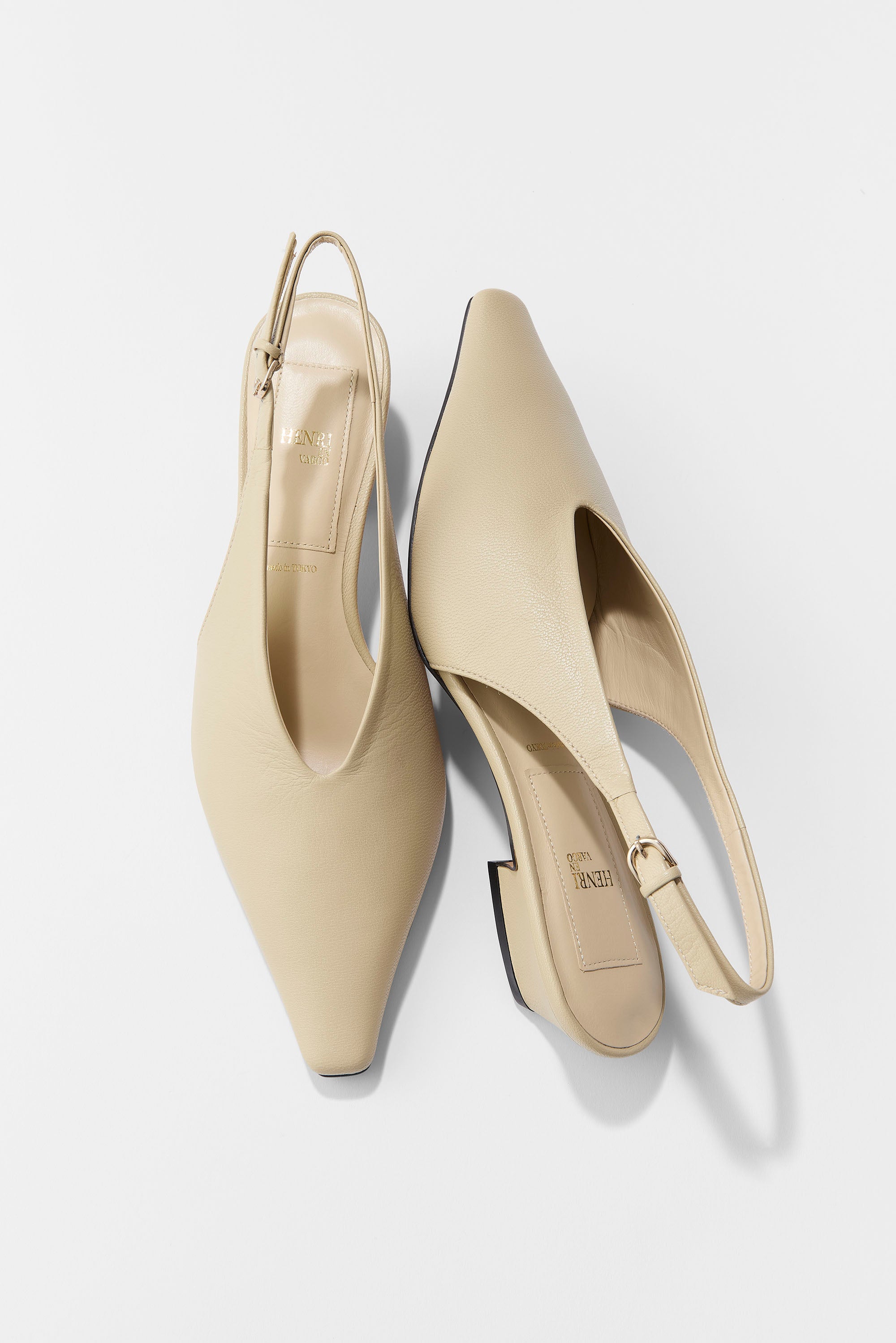 エッジの効いたスリングバックパンプス