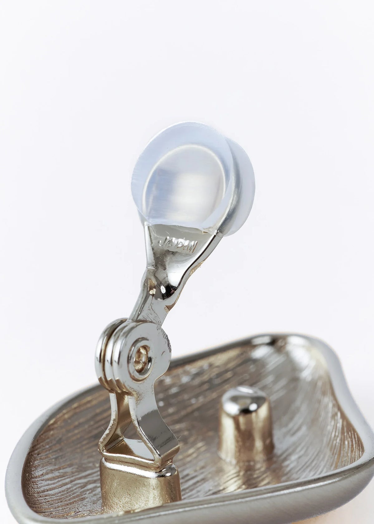 ドレスに合わせるエスプリジュエリー Leaf Clip Earring