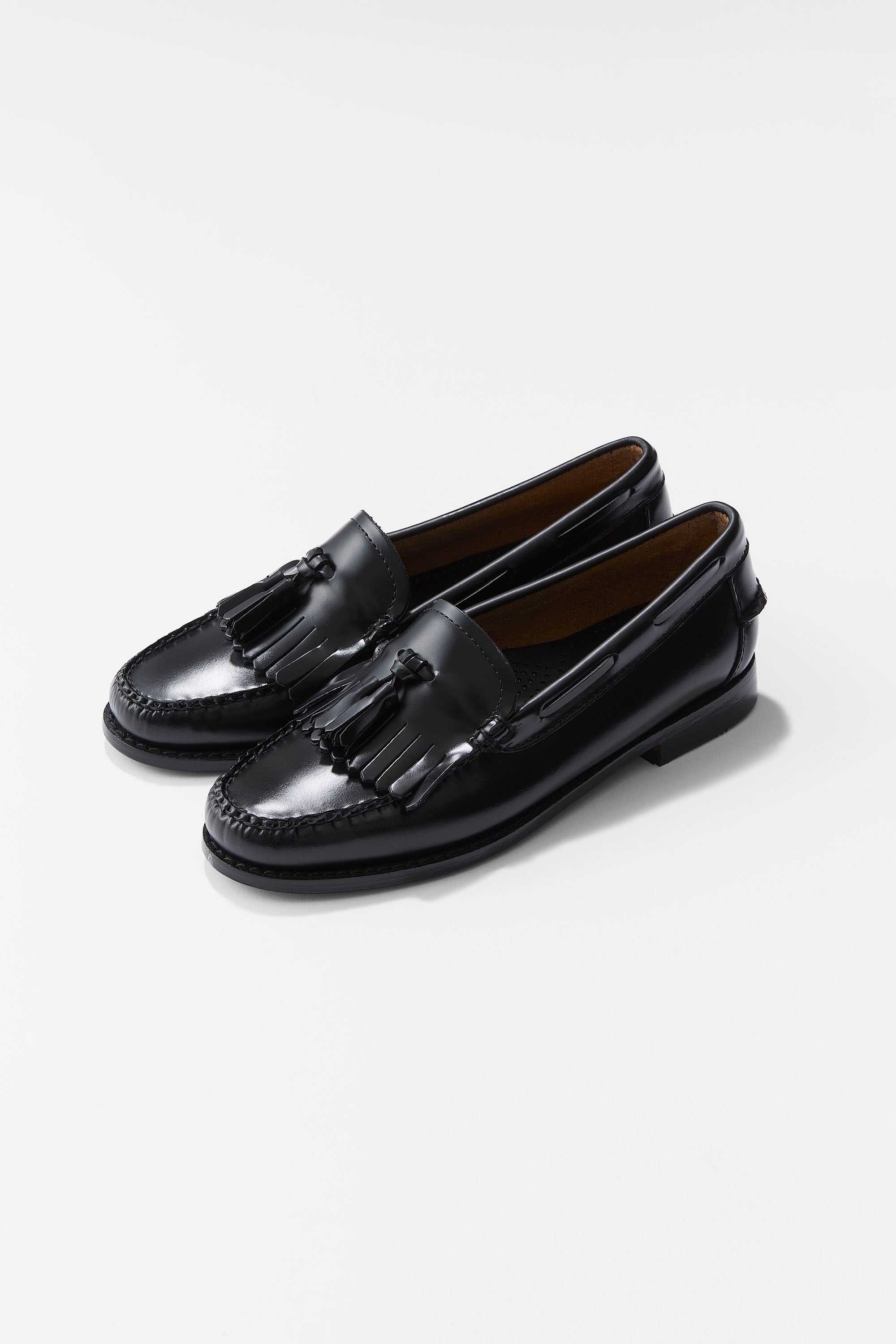 知的なタッセル付きローファー