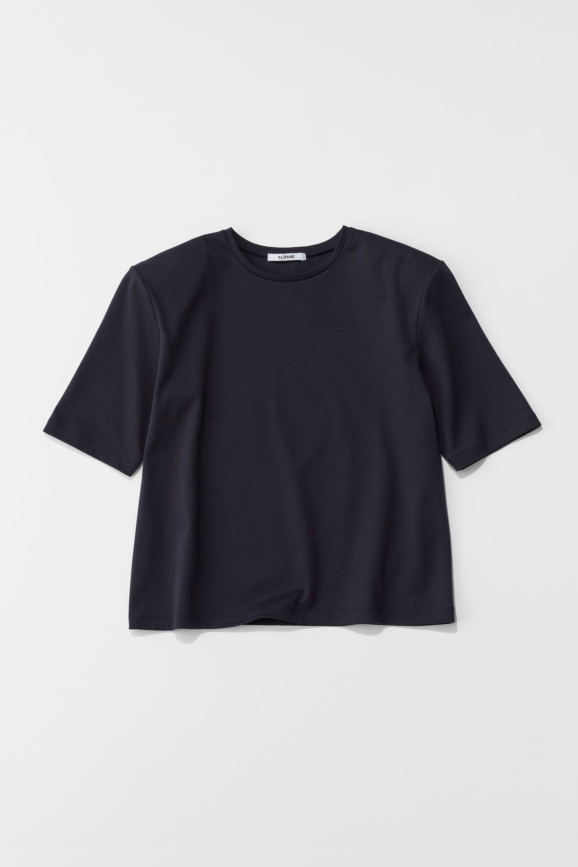 肩で魅せるTシャツ