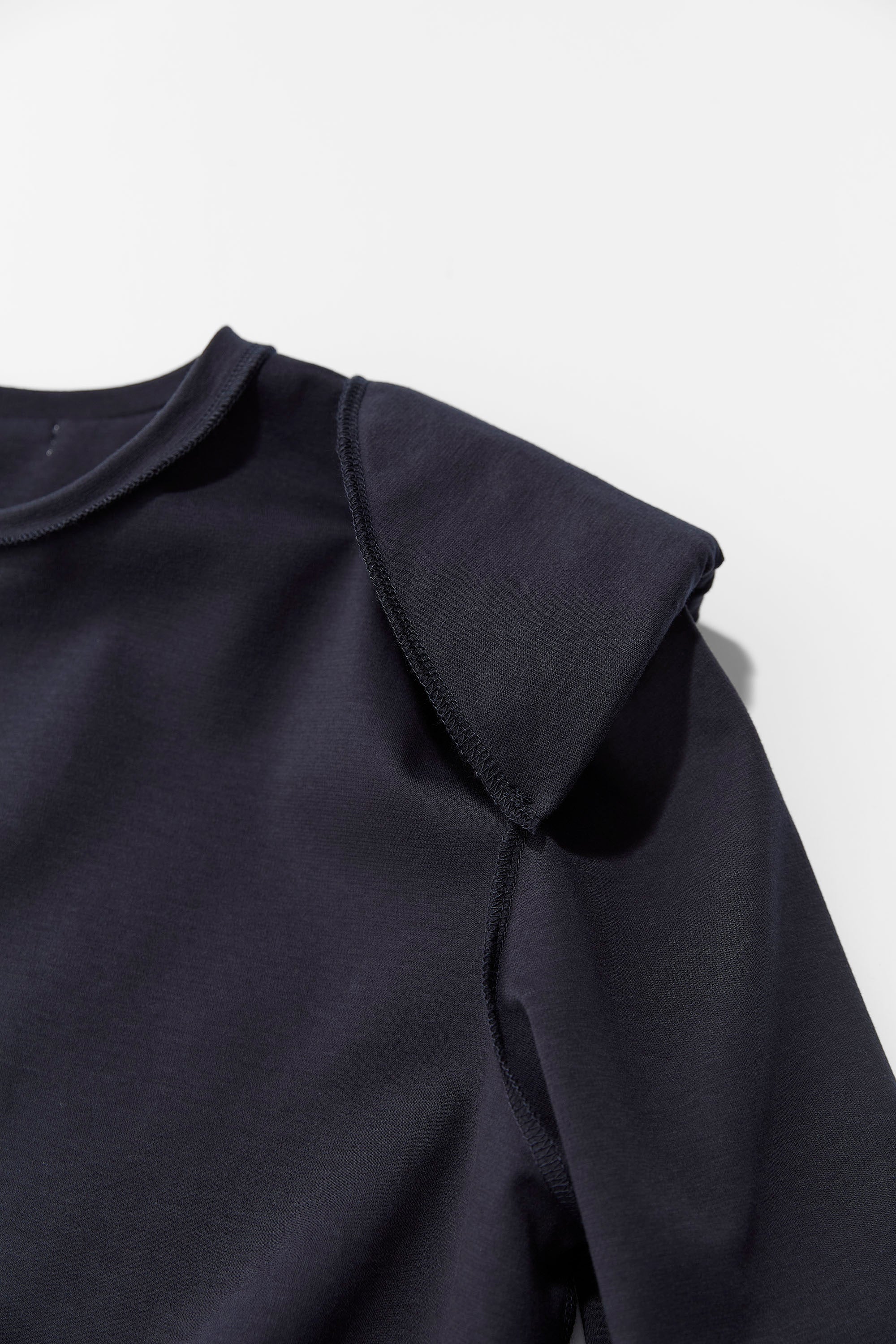 肩で魅せるTシャツ