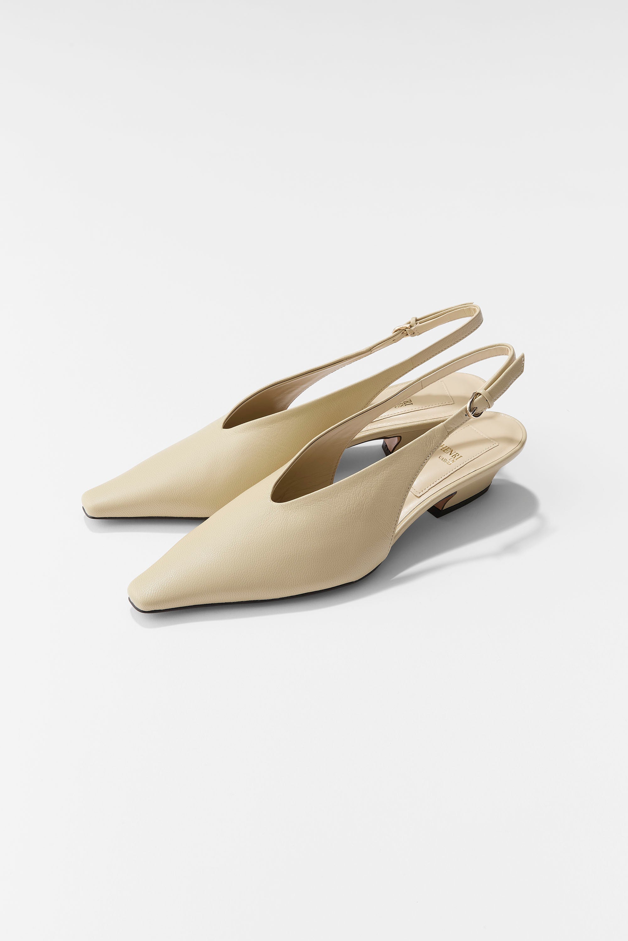 エッジの効いたスリングバックパンプス