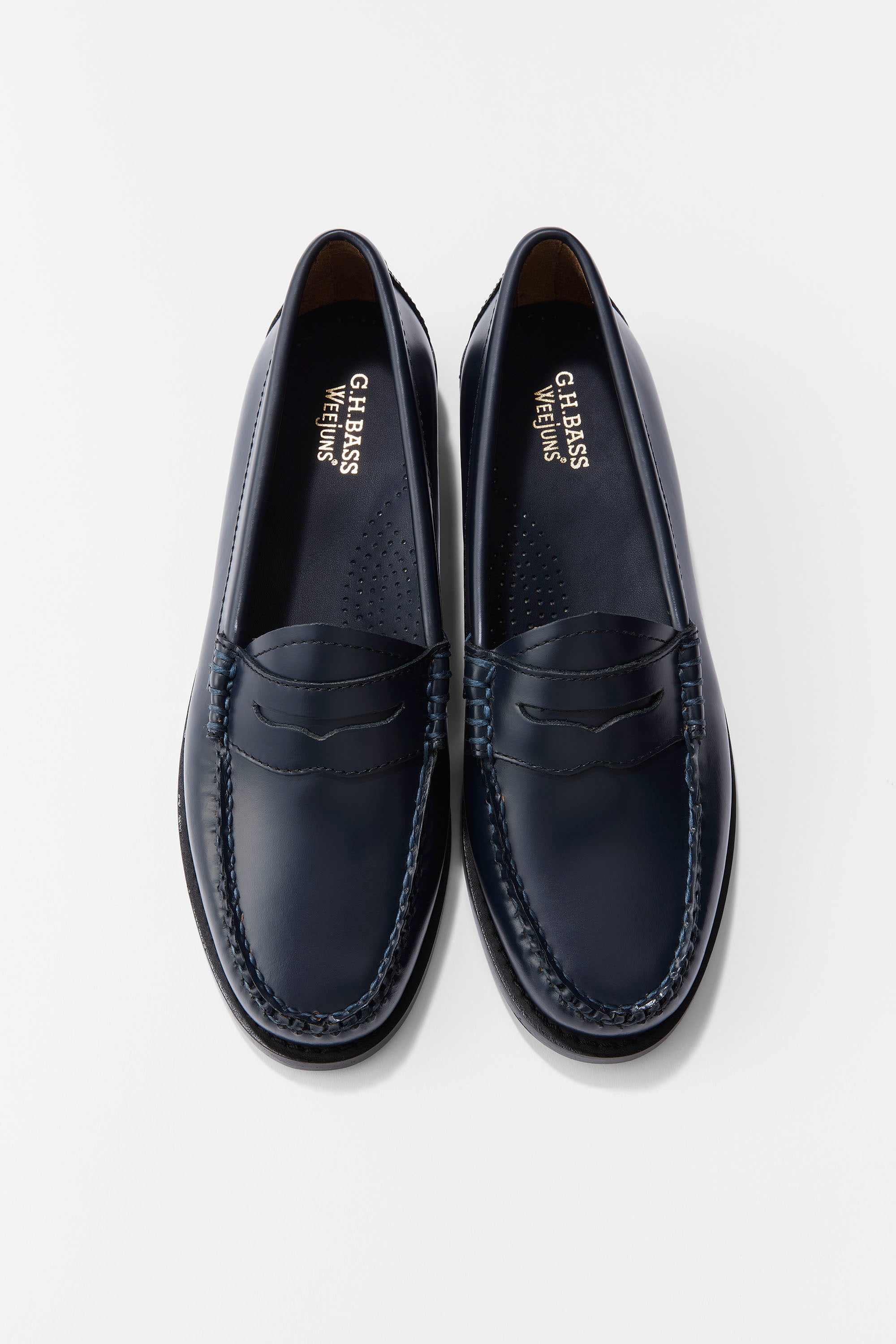 シンプルな紺色のローファー