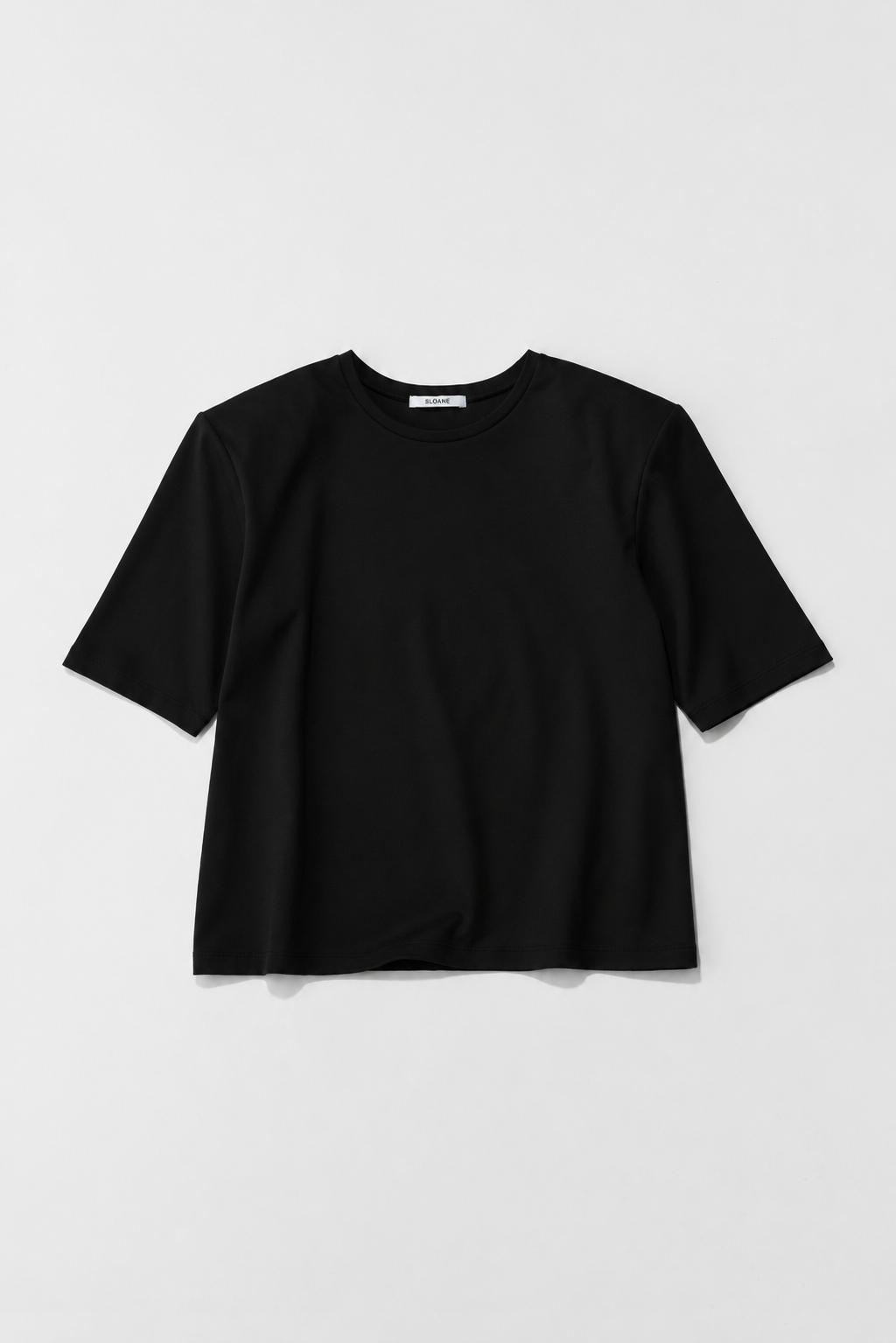 肩で魅せるTシャツ
