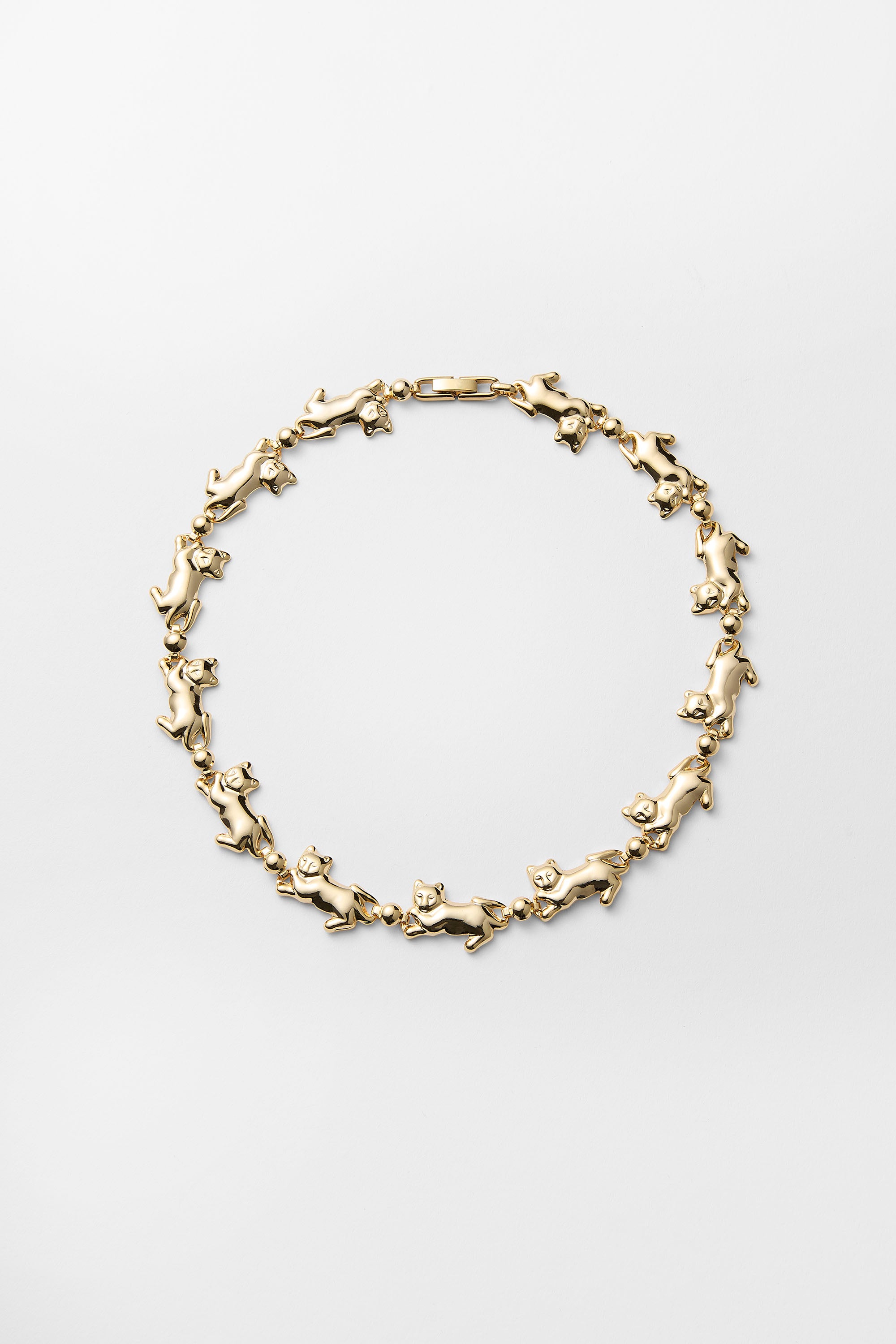 地味服にユーモアを添える猫チョーカー