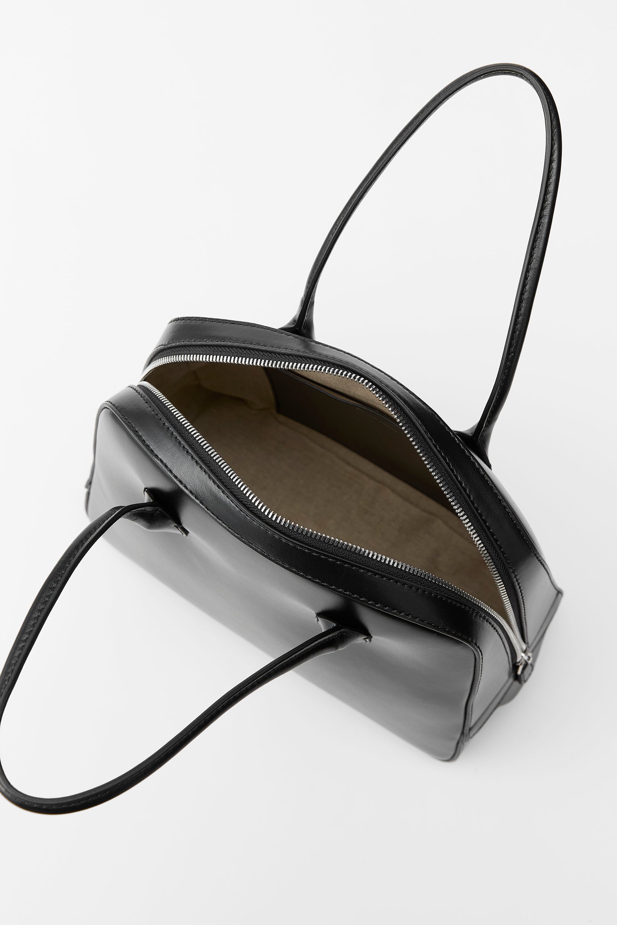 ROUND BOSTON (M)  BLACK SMOOTH